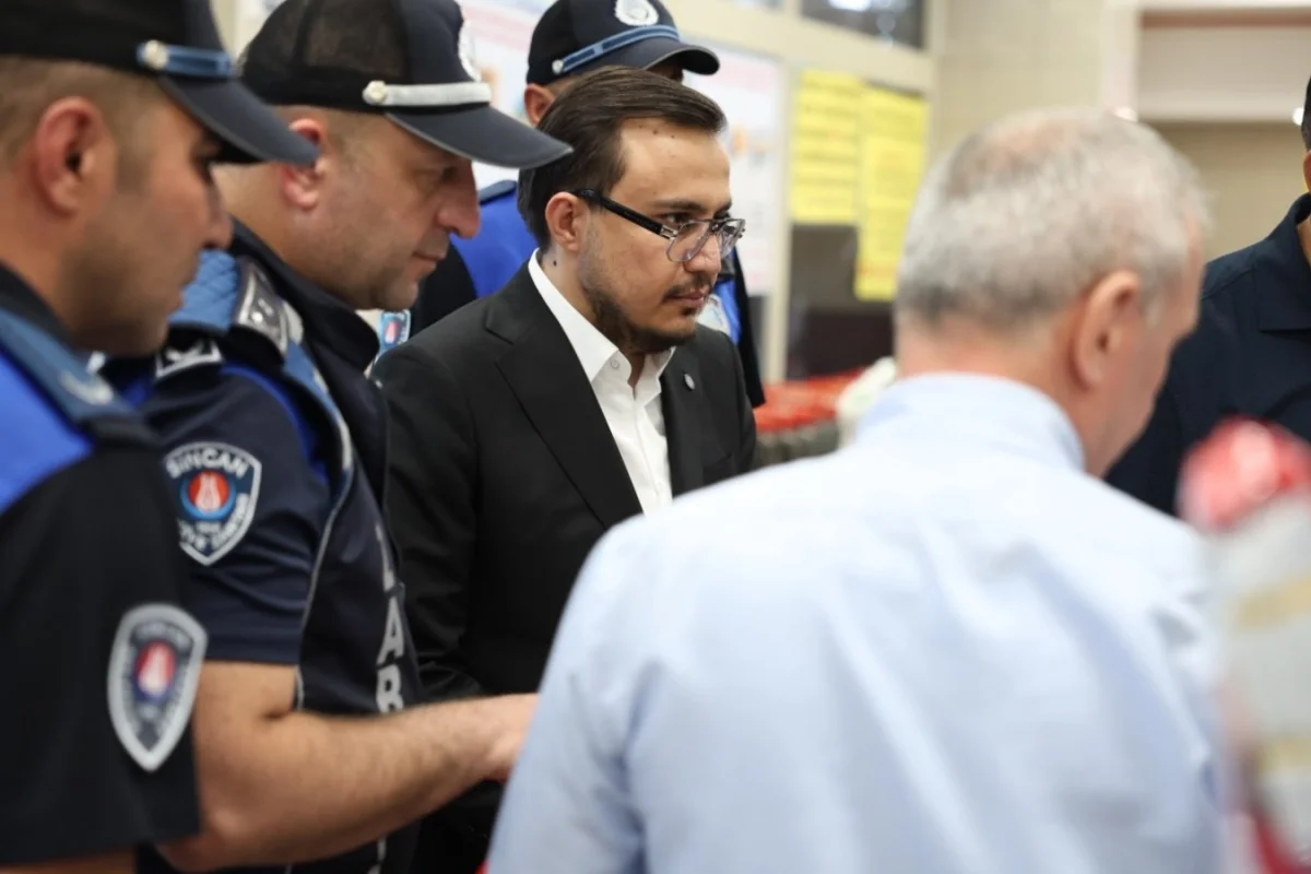 Sincan’da Zincir Marketin ‘Çanta Bantlama’ Uygulamasına Belediye’den Sert Tepki: Vatandaş Onuru Hiçe Sayılıyor