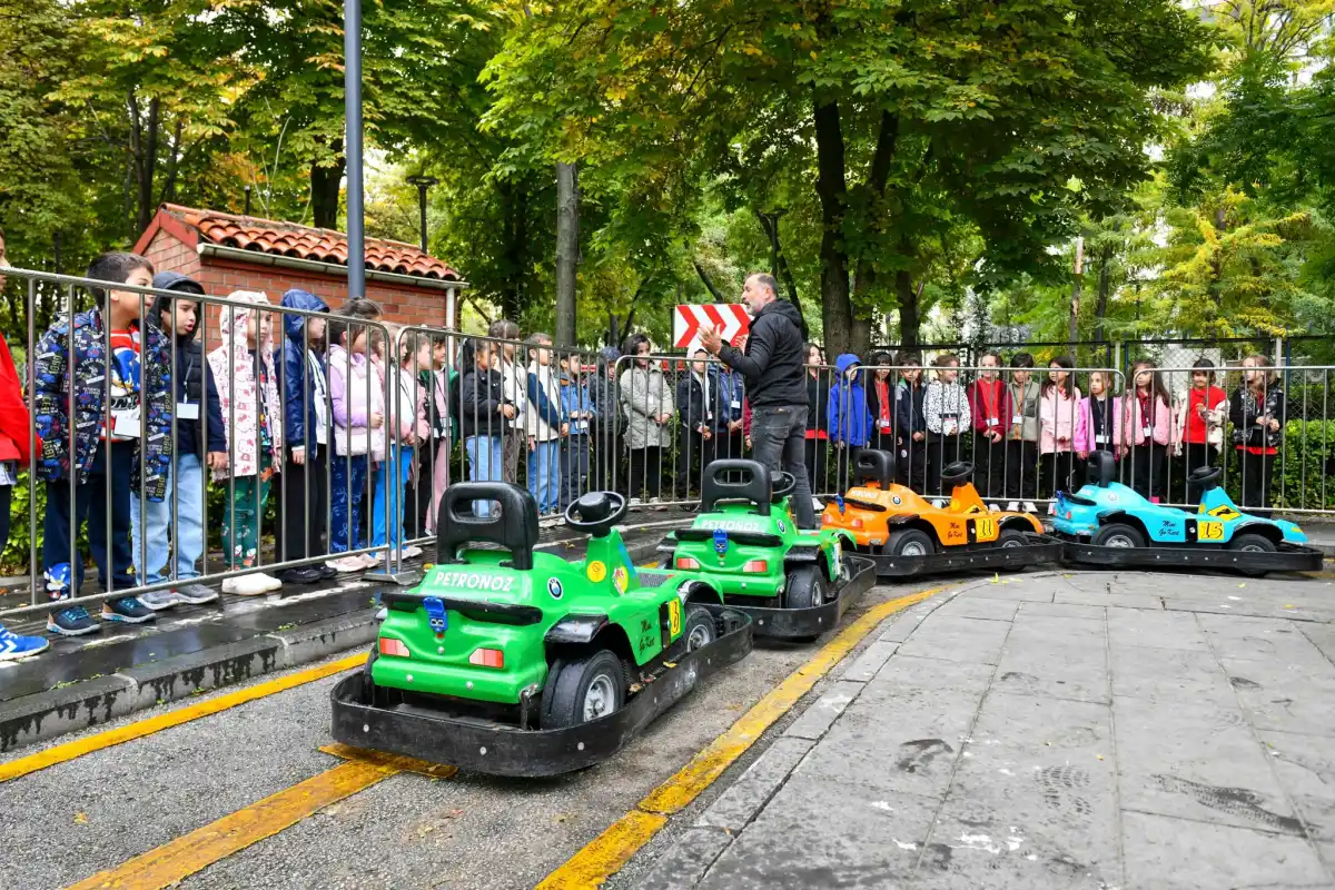 Ankara’da Minik Yayalar Trafikle Tanışıyor: ABB’den Uygulamalı Eğitim