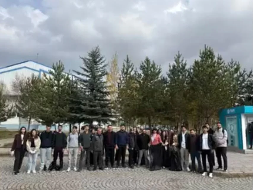 Kafkas Üniversitesi Öğrencilerinden Çevreye Büyük Destek: Temizlik Etkinliğiyle Doğaya Sahip Çıktılar