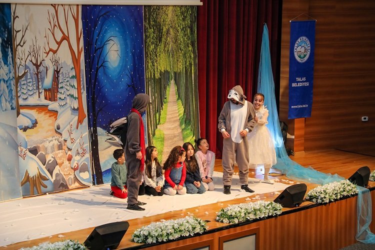 Talas’ta çocuklar tiyatro ile eğlendi
