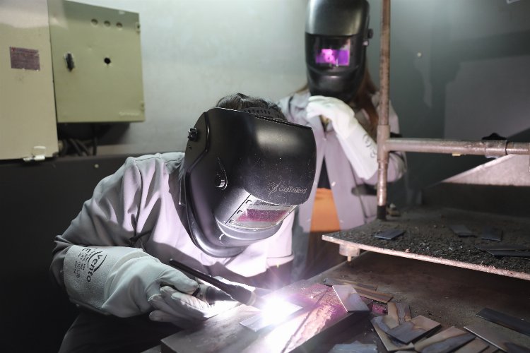 İstanbul’da kadınlar ‘kaynakçılık’ öğreniyor