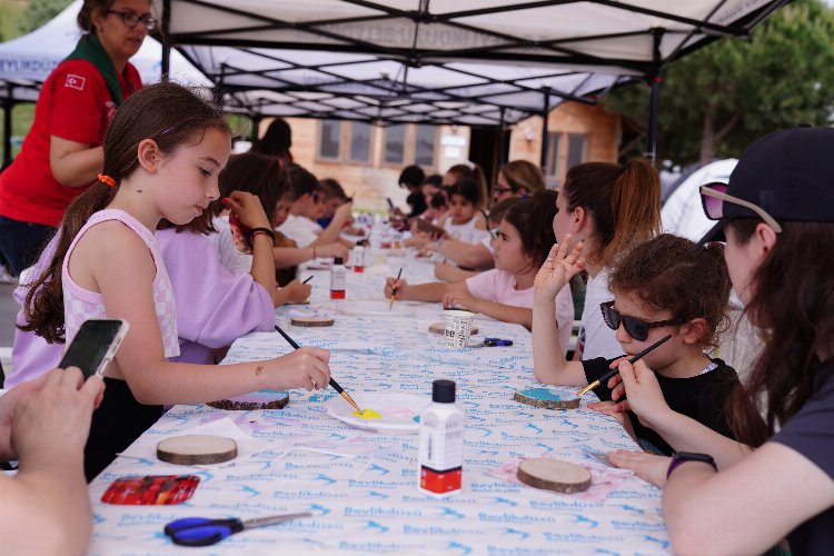 Beylikdüzü’nde minik izcilerden depremzede çocuklara hediyeler