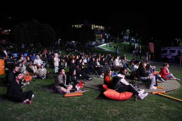 Milliler dev ekranda, taraftar Etiler’de parkta