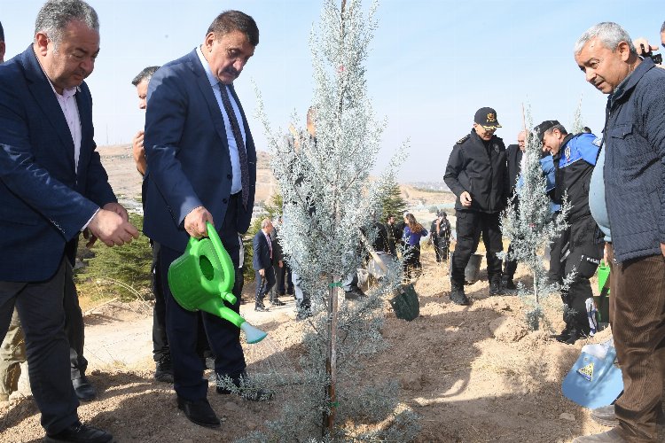 Malatya’da 100. yılda bin fidan toprakla buluştu