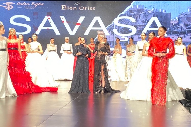 Tuğba Yiğit defilesinde “Savaşa hayır” dediler