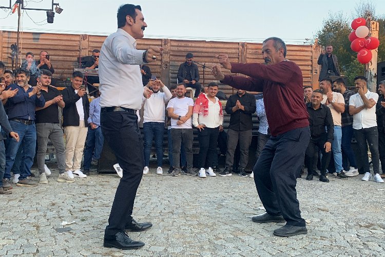 Düzce’de asker eğlencesinde Ramazan Çelik sahne aldı