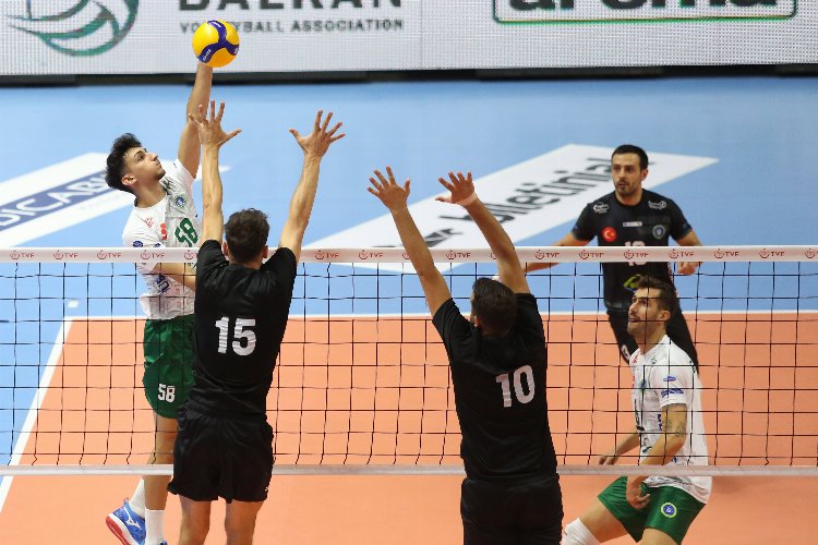 Bursa Büyükşehir voleybolcuları Balkan Kupası’na galibiyetle başladı