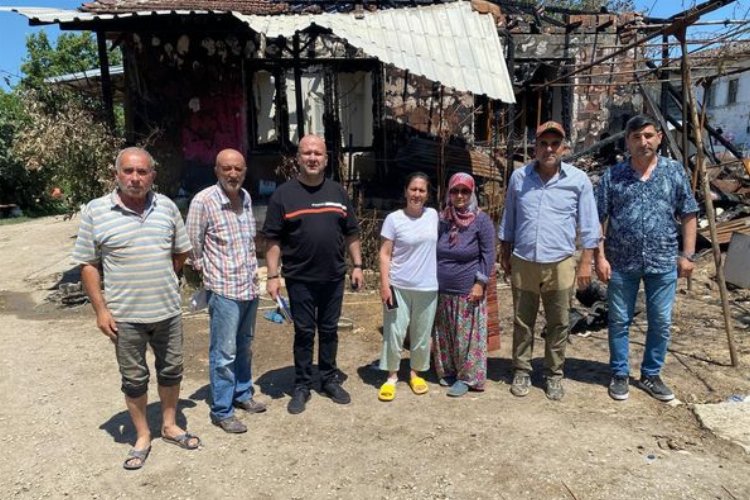 Bursa Yenişehir’de evi yanan aileye CHP’li üyelerden ‘geçmiş olsun’ ziyareti