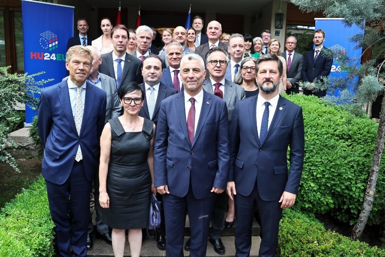 Bakan Bolat, AB’li Büyükelçilerle buluştu