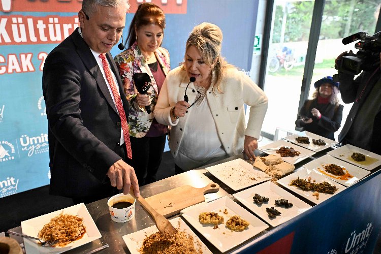 Muratpaşa’da mutfak atölyesinde keşkek dövdüler