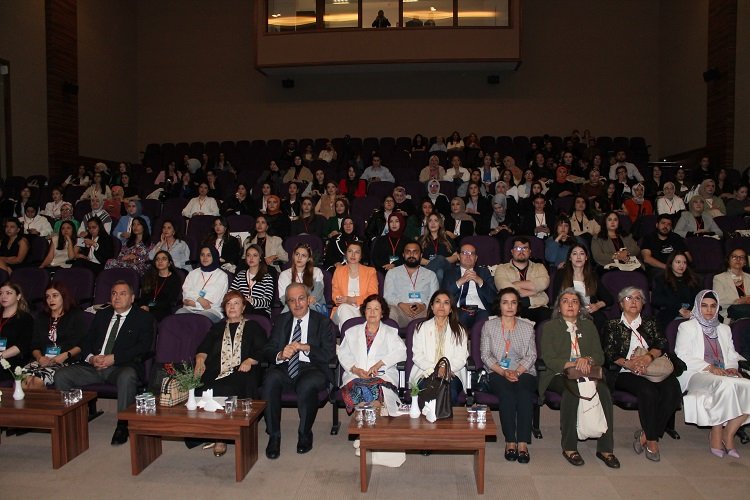 NNYÜ Sağlık Kongresi’ne ev sahilpiği yaptı