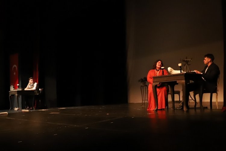 Bursa’da Anatomik Tiyatro ‘Sevgili Doktor’ ile sezonu kapattı