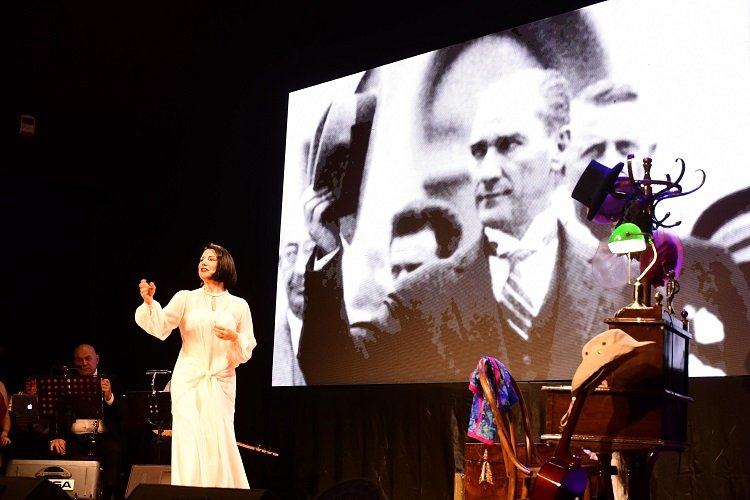 İzmir Karabağlar’da “Orada Duruverseydi Zaman”