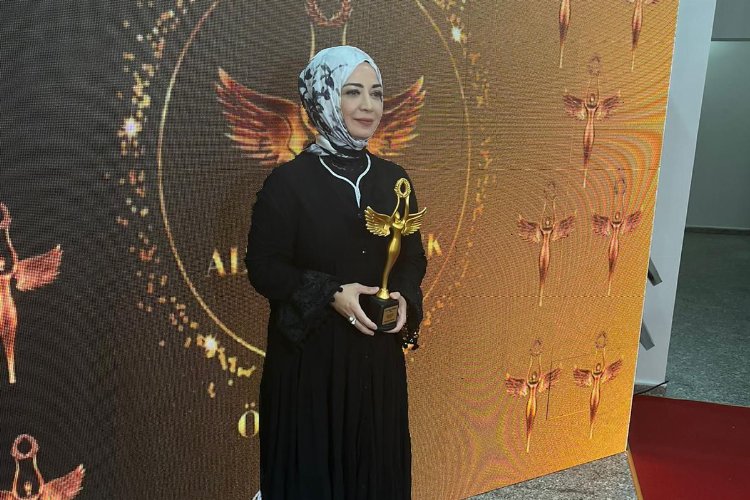 Nevin Arvas  ” Yılın En İyi Çıkış Yapan Yazarı” ödülünü aldı