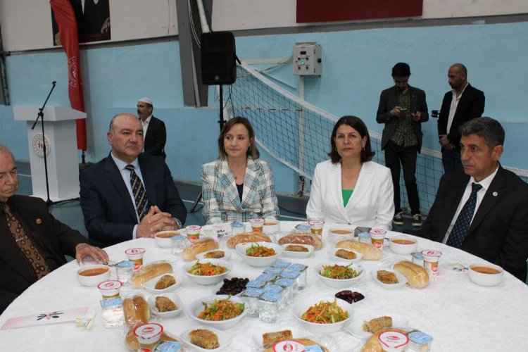 İzmir Foça’da Kaymakam Türköz’den iftar yemeği