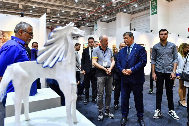 İzmirliler’den Sanat ve Antika Fuarı’na yoğun ilgi