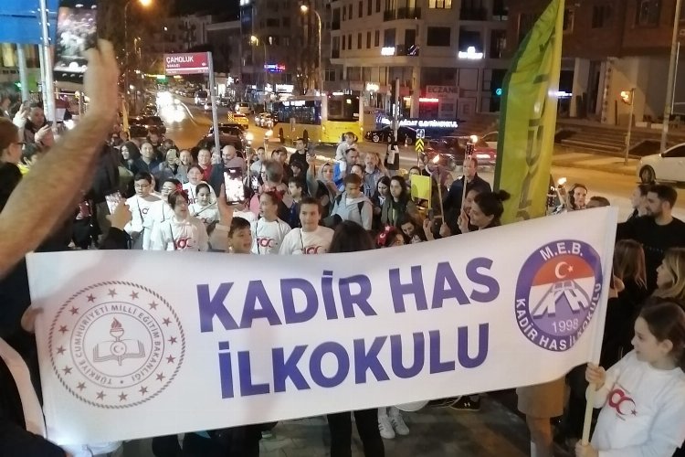 İstanbul’da öğrencilerden iftar sonrası renkli fener alayı
