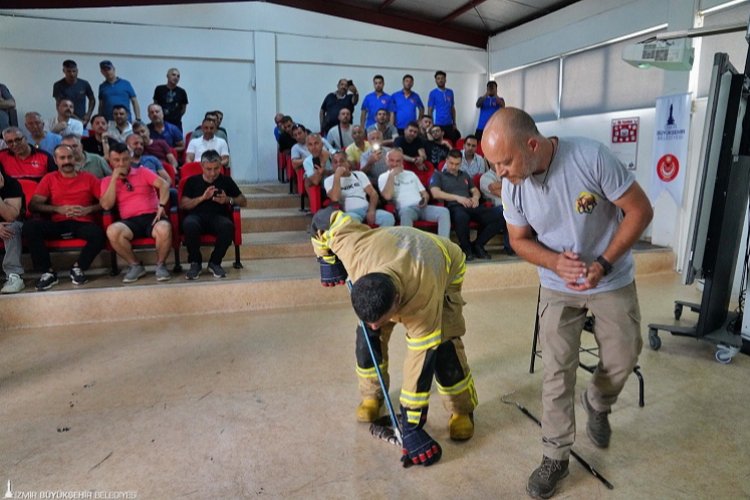 İzmir İtfaiyesi’ne yılan yakalama eğitimi