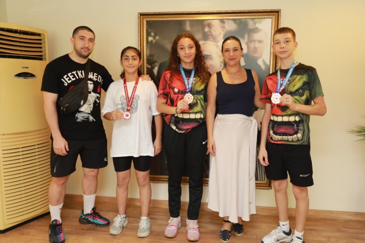 Şampiyon sporculardan Selçuk Belediyesi’ne ziyaret