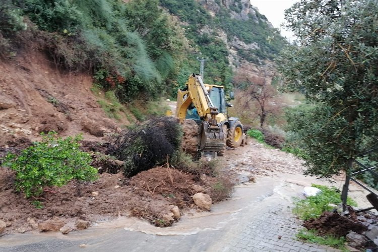 Hatay’da bozulan yollar yeniden düzenleniyor
