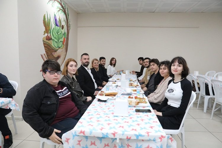 Başkan Hürriyet, ‘Anne Eli’ tutanlarla buluştu