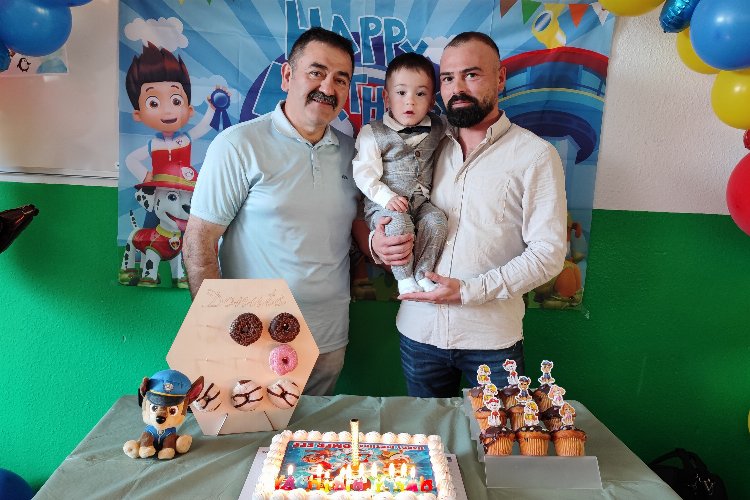 Almanya’da üçü bir arada doğum günü… Babalığı da, dedeliği de kendi doğum gününde yaşadı