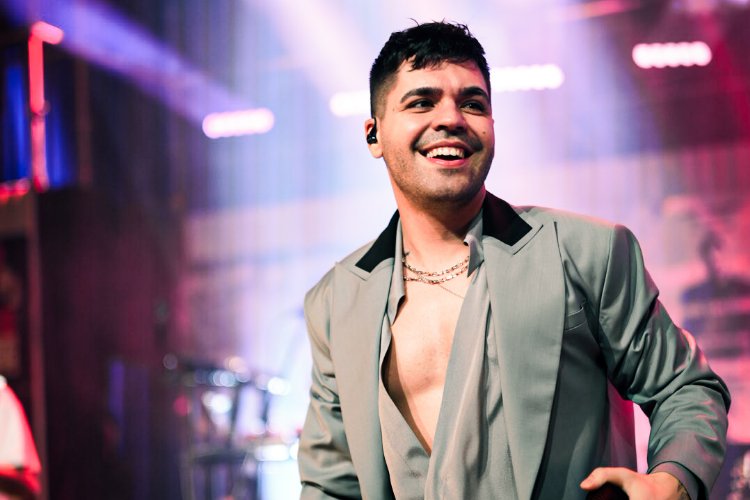 Emir Can İğrek’i Başak Dizer giydiriyor