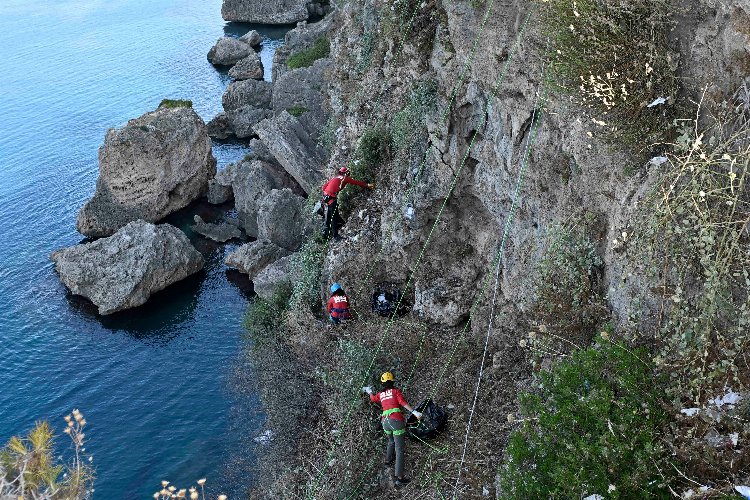 Dağcılar Muratpaşa’da falezlerde temizlik yaptı