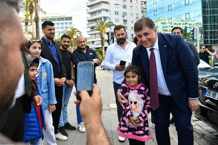 Cemil Tugay’dan Romanlara destek