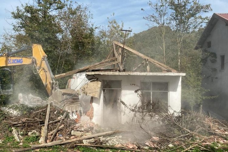 Gölcük’te 123 riskli metruk yıkıldı