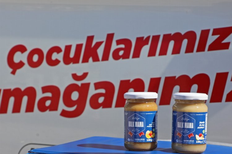 Çocuklar Halk Mama ile besleniyor