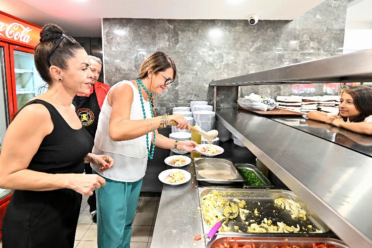 İtalyan belediye başkanı Antalya’da piyaz yaptı!