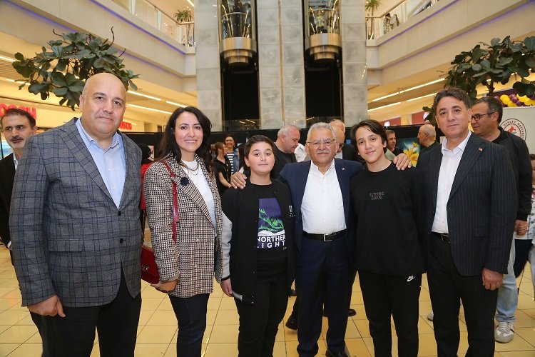 Büyükkılıç, ‘Sağlık Hayattır, Sanat Hayattır Yağlı Boya Resim Sergisi’nin açılışına katıldı