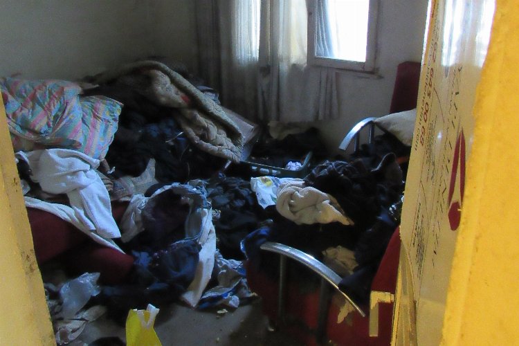 Gebze’de çöp ev belediye ekipleri tarafından temizlendi