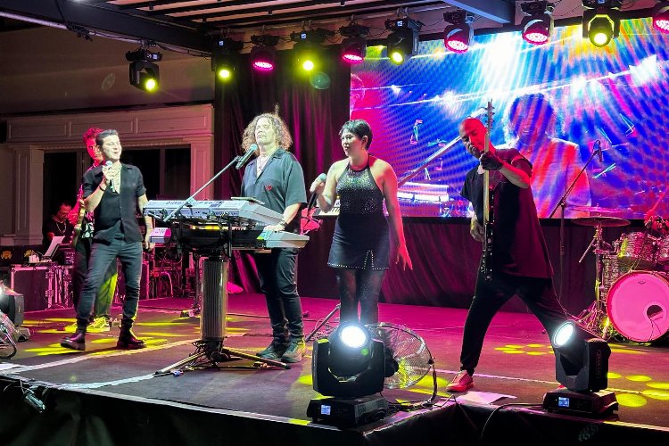 İskender Paydaş’dan muhteşem gece